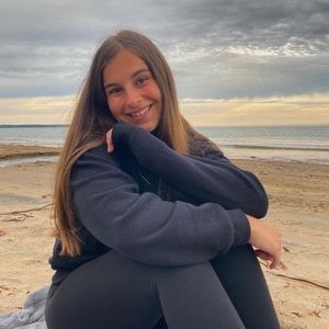 Meet your Posher, Lorie